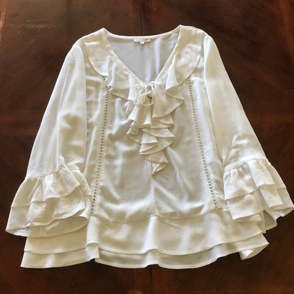 Sz L cream v-neck Ladies ruffle front blouse